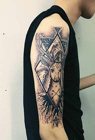 miesten käsivarren geometria peurapää tatuointi kuva on erittäin komea