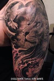 Løven tatovering af kongens stil