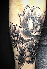 obraz tatuażu czarnego lotosu na ramieniu jest bardzo piękny