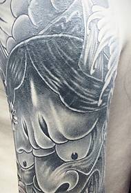 motif de tatouage noir et blanc couvrant tout le bras