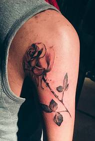 татуировка на цветя от външната страна на ръката картина аромат прелива