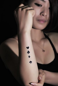 picche da poker a braccio e tatuaggi di prugne nere