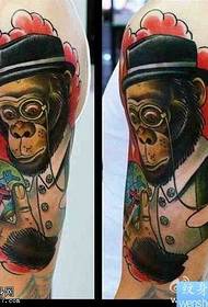 bracciu di mudellu di tatuaggi orangutan