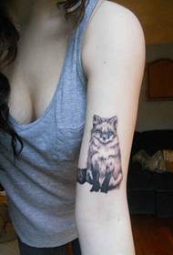 sexy zorro en el brazo del tatuaje del zorro