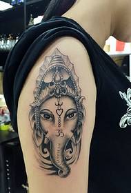 didelis juodos ir baltos spalvos dramblio tatuiruotės paveikslėlis yra labai prašmatnus