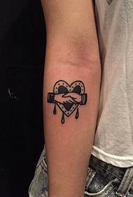 tatuaggio a forma di cuore braccio e stretta di mano