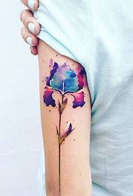рацете надвор од шемата за тетоважа со акварел со цвеќиња е многу привлечна