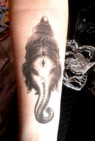 paže černý slon hlava tetování vzor