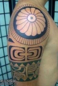 naoružajte originalni uzorak totemske tetovaže