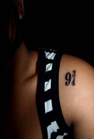 tatuaggio di carattere digitale om spalla