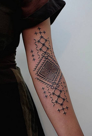 arm-alternatiewe totem-tatoeëring
