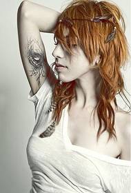 секси женски модел рака убава црна и бела боја тетоважа на слика