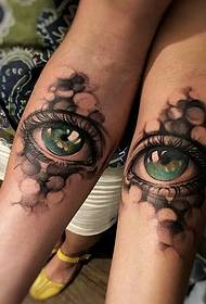 ръка много реалистична 3D татуировка за очи