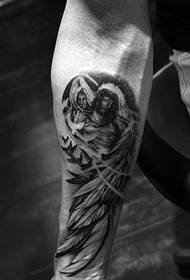 zwei verschiedene Arten von Arm Totem Tattoo Tattoos