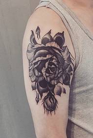 nigdy nie do przebicia tatuaż na ramieniu z kwiatem