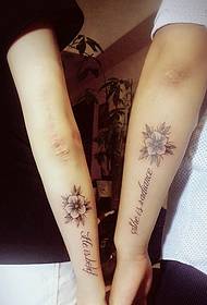 手臂外侧英文与花朵的情侣纹身刺青