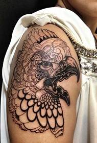tatuaggio del totem della testa dell'aquila del braccio