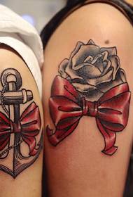 representando un tatuaje de tatuaje de pareja de brazo de larga duración