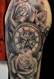 arm rose wekker tattoo patroon