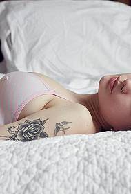 ljepota ruka ruža lastavica tetovaža tetovaža uzorak