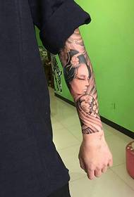 чорна чоловіча рука античної краси портрет татуювання візерунок