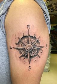Didelės rankos asmenybės kompaso tatuiruotės nuotrauka yra labai graži