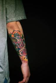 arm kleur waterpistool met bloemen tattoo foto's