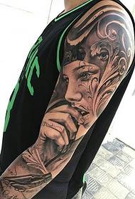 brazo de los hombres de deportes una bella imagen de tatuaje retrato