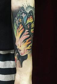 εικόνα τατουάζ μιας μικτής πεταλούδας και πορτρέτο ομορφιάς