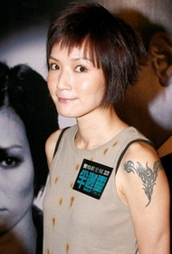 Lu Qiaoyin qo'lini shaxsiy tatuirovka