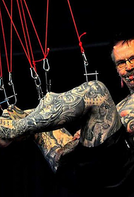 njeriu më i bërë tatuazh në botë me piercing