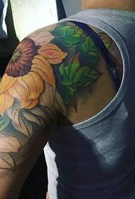 через плече красивої татуювання татуювання соняшника дуже Естетика