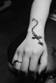 osobnost djevojčice na rukama Stilizirana tetovaža za tetovažu totema
