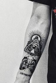 kişilik siyah ve beyaz kol totem dövme resmi