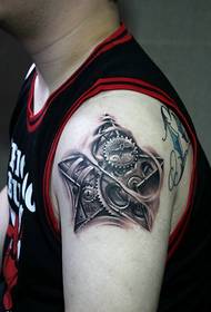 Velika mehanska tetovaža slika moškega spola