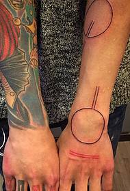 zeer interessante dubbele arm tattoo foto extra vertrouwen