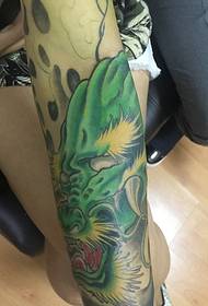 krahu qese tradicionale e gjelbër tatuazh i lezetshëm dragua
