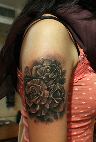 sieviešu roka, melnā roze, tetovējums, modelis