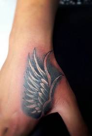 patrón único de tatuaxe de media pluma na parte traseira da man