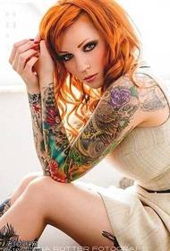 braço padrão de tatuagem de mulher bonita