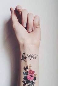Ang pattern ng maliit na batang babae na arm tattoo