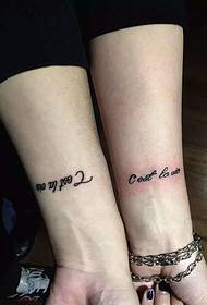 le coppie di moda hanno piccole immagini di tatuaggi sul braccio inglese freschi