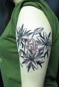 Flower tattoo tattoo on the big arm