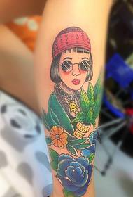 Flower arm modni lepotni portret ženske tatoo tatoo