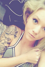 γυναίκα βραχίονας λουλούδι βραχίονα αυξήθηκε μοτίβο τατουάζ