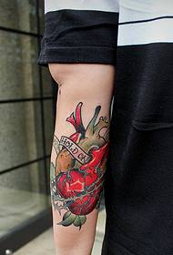 sesuai untuk gambar tatu lengan anak muda yang sangat terang