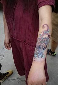 padrão de tatuagem de polvo pequeno de caráter clássico de braço