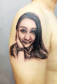 Подруга завжди займала перше місце в картині татуювання портрета красивої дівчини