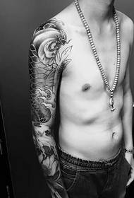 bolso brazo blanco y negro calamar tatuaje tatuaje joven y enérgico