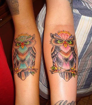 Pola tato lengan burung hantu warna yang berbeda